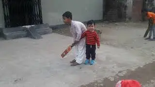 মায়মূন  ব্যাট বল খেলা করে