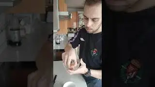 Como separar la yema de la clara de un huevo con los dedos y ajo