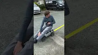 Игрушечная машинка тянет Lamborghini