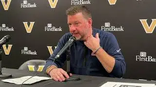 Главный тренер команды Ole Miss Крис Бирд и Эй Джей Сторр после поражения от Vanderbilt.