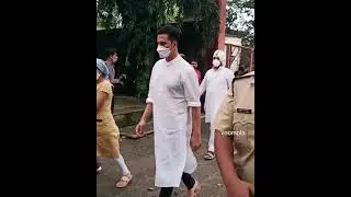 Akshay Kumar attends Aanand L Rai&rsquo;s mother&rsquo;s last rites after mom Aruna Bhatia&rsquo;s funeral 😢 #shorts