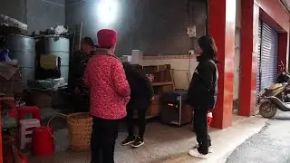 快过年了，阿英一家背两个背篓赶集买年货，哥哥当起了搬运工。