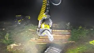 Puista avohakkuun tekoa pimeällä sumuisena aamuna. Ponsse Scorpion King H7.