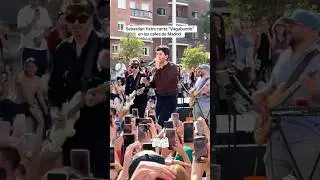 Sebasti&aacute;n Yatra canta &ldquo;Vagabundo&rdquo; en las calles de Madrid