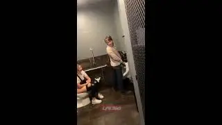 Девушка пользуется туалетом и разговаривает в мужском туарете.