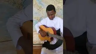 TAZAMA UJUZI WA FRATERI WYCLIFFE MWAMBOZI WA KUIMBA NA KUCHEZA GUITAR.