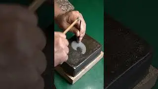 The process of making accessories with 0.09mm gold thread.