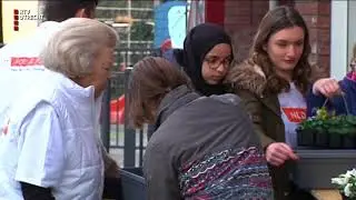 Beatrix steekt handen uit de mouwen in Amersfoort tijdens NLdoet [RTV Utrecht]