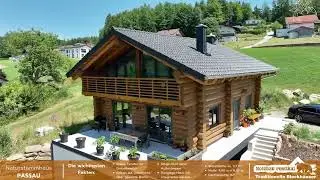 Naturstammhaus Passau &ndash; dreigeschossiges Blockhaus mit Garage in Hanglage
