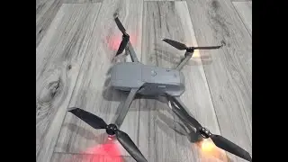 Видео с дрона, на котором крупная красная рыба клюет на поверхностную приманку.