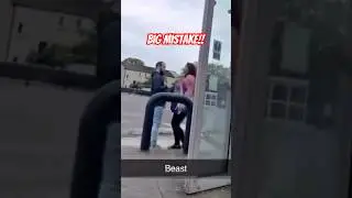 Неуравновешенная женщина нападает на мужчину на публике!😳