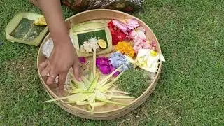 Tutorial Metanding Canang Serta Makna dan Simbolis Dari Canang