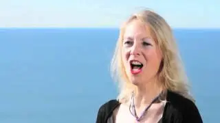 Melanie O'Reilly sings  The Diamond Rocks .avi