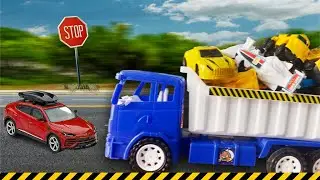 Truck carrying toys / Innova car