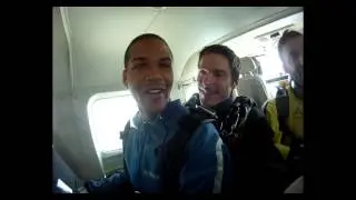 Fallschirmsprung Jesse Ritch mit Luca H&auml;nni