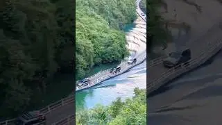 Посмотрите на этот безумный плавучий мост🤯