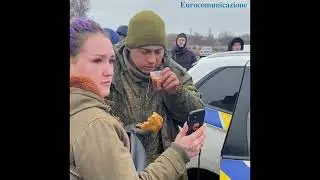 Ucraina, cibo e bevanda calda per il soldato russo
