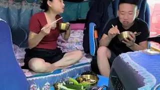 我和刘宝的卡车生活，熬不完的夜开不完的车，昨晚刘宝又熬到半夜2点，结果我俩又回家住了一宿！感谢大家支持！#三农 #记录真实生活 #记录卡车生活 #夫妻日常 #vlog日常 @抖音小助手