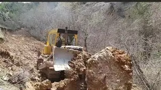 CATERPILLAR D7G OLD DOZER FOREST ROAD
