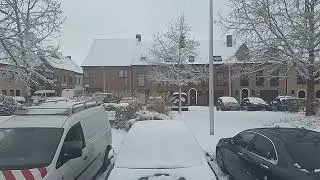 LOKEREN --- WIT SNEEUWLANDSCHAP --- Stoep vegen te KNAPTANDSTRAAT en KOUTER -- WO. 07-01-2026, 11u55