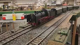 Spur 1 BR 24 wartet auf BR95 mit Güterzug