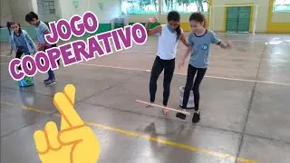 Jogos Cooperativos na Educação Física Escolar - Equilíbrio e transporte do bastão com um pé só