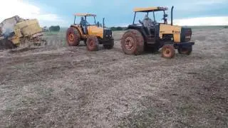 Valmet 885 e 985  desatolando colhedeira