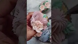 Adding leaves is my favourite detail to my buttercream floral cupcakes #cupcake #cakedesign #cakeart