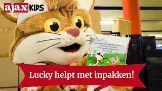 Lucky helpt met inpakken van cadeautjes voor Ajax Kids Clubleden!