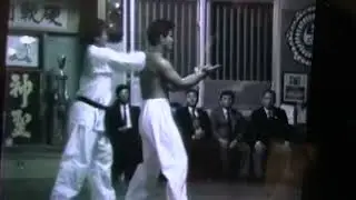 上地流空手の三戦（サンチン）鍛えの様子。