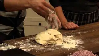 pizza au oignons caram&eacute;lis&eacute;s et &agrave; la roquette - qu'est-ce qui mijote TV