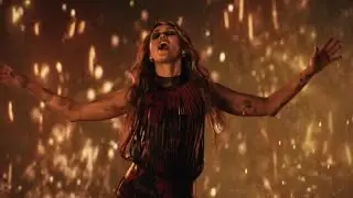 Miley Cyrus Stuns in Ultra‑Plunging Blouse 😱🔥 Ribcage Reveal!
