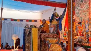 श्रद्धेय गुरु द्वारा दोलखमा १० करोड मन्त्र जपको पूजामा गुरु विद्यादरको अभिषेक प्रदान गर्नुहुँदै।