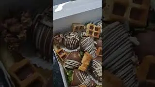 Chocolate Strawberries 🍓 #yummy #gift #giftbox #iftarbox #dessert #chocolate #chocolatestrawberries