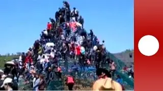 Fataler Unfall: &Uuml;berf&uuml;lltes Kletternetz kippt um und begr&auml;bt Zuschauer einer Blumen-Gala, China