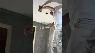 Stukadoren badkamer plafond met knauf goudband