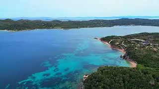 Panorama en drone  de la plage sauvage de Canetto &agrave; Bonifacio en Corse du  Sud