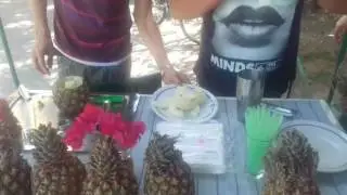 Вот так делают коктейль  Пина колада на Кубе