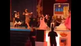 Aaron Espinar y Pilar Ramirez bailan vals.