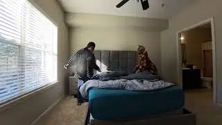 Прошу свою девушку уйти, пока я переодеваюсь (розыгрыш)