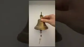 La campana dietro il muro sull'altare della chiesa del SS. Redentore di Ruvo distesa della campana
