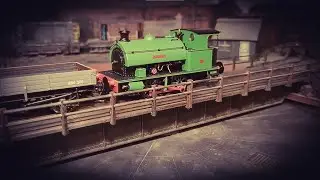 Модель паровоза Hornby HM7000 в макете паровоза Dapol Hawthorn Leslie 0-4-0 с боковыми баками. Ма...