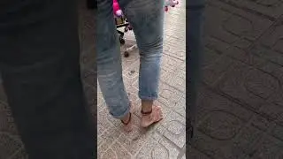 At the market❤️#barefoot #barefootinpublic #dirtysoles #blacksoles #naruraltoes #nopolish #veiny