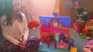 Doc McStuffins Clinic Playset with talking Hallie & Lambie