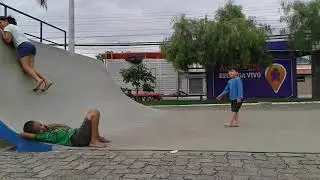 Irm&atilde;os Julia e Thales - Brinacndo na pista se Skate em SDIII ES