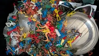 Organizing a big TUB of MPC MARX TIM MEE TOY SOLDIERS to sell on EBAY