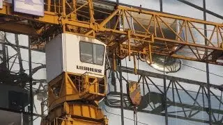 LIEBHERR Kran 280 EC-H klettert an der Elbphilharmonie ab - Soeren66