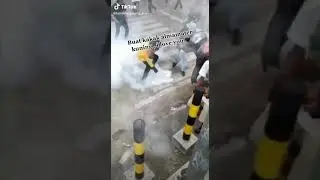 vidio tiktok remaja lempar balik gas air mata