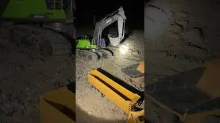 M&aacute;y x&uacute;c huina với xe tải #bintomvlogs #excavator #xcavator #xecuocmini #memes