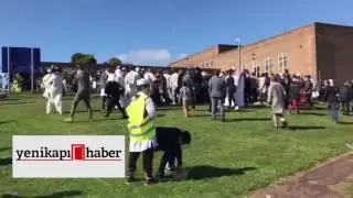 Al&ccedil;ak saldırı! İngiltere'de bir ara&ccedil; cami &ccedil;ıkışı insanlara &ccedil;arptı